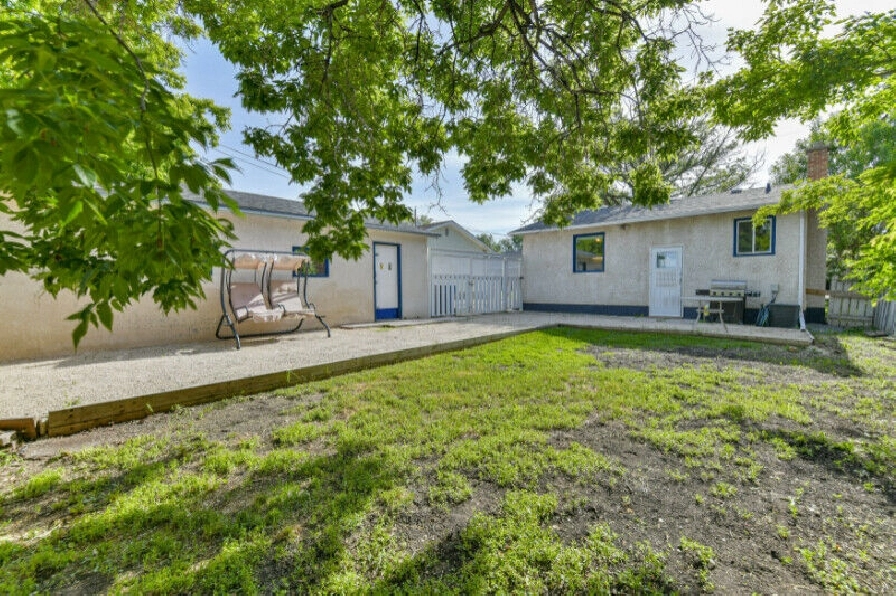 3 Bedroom Home In Charleswood Full Basement Big Garage Fenced In Winnipeg Mb Houses For Sale