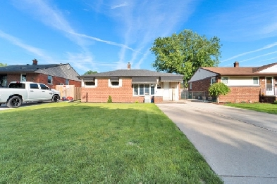 OPEN HOUSE: SAT & SUN, JUNE 25/26 - 3843 Hillcrest Blvd, Windsor Image# 1