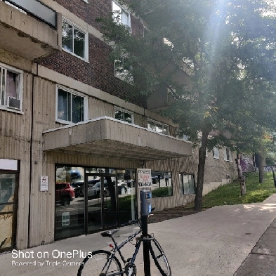 3 1/2 - 5775 CDN H3S2S9
$865 - subleasing