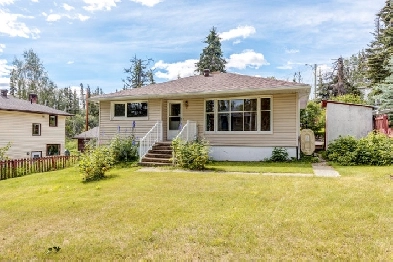 2 Chalet Crescent OPEN HOUSE Sunday, August 28th, 1-3pm Image# 1