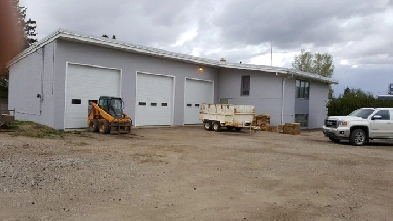 3 bay 2 lot commercial property in Carstairs Image# 1