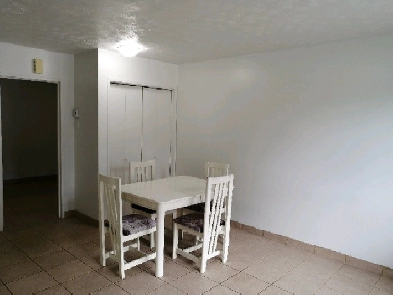 2 1/2 meublé, chauffé, éclairé
Préférence 50 ans