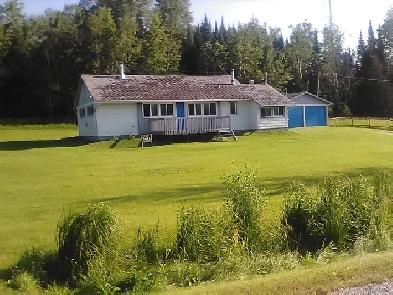 Bungalow with garage on 1/3 acre town lot in NW Ontario Image# 1