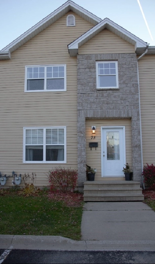 2-bedroom townhouse with large bedrooms! Close to amenities in Fredericton,NB - Apartments & Condos for Rent
