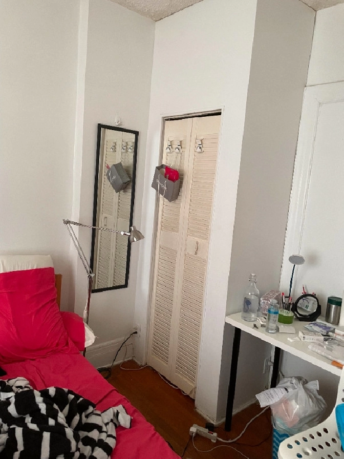 single bed room for rent in City of Toronto,ON - Room Rentals & Roommates