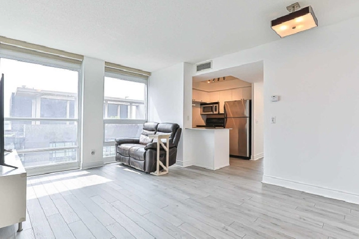 1 1 high rise corner unit for rent at bay & college (763 Bay St) in City of Toronto,ON - Apartments & Condos for Rent