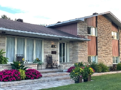 House For Sale  with In-law Suite / Apartment Image# 1