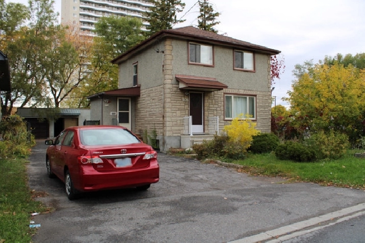Single-family home next to Civic hospital hwy417 Westgate mall in Ottawa,ON - Apartments & Condos for Rent