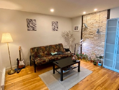 1 bedroom for rent in Rosemont - Move in March 1st Image# 1