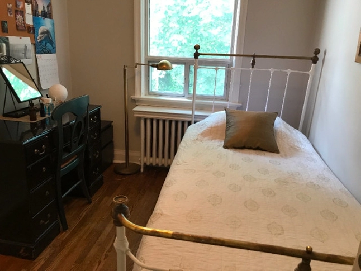 Bayview&Eglinton Female- Professional/Student for single room in City of Toronto,ON - Room Rentals & Roommates