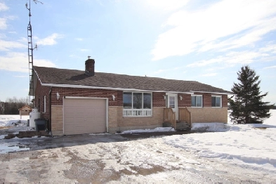 Well maintained BUNGALOW in sought after village of Ashton. Image# 1