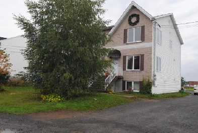 très beau 4 1/2 sur deux étages Image# 1