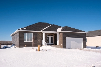 Beautiful Custom Built Home in Tyndall Manitoba! Image# 1
