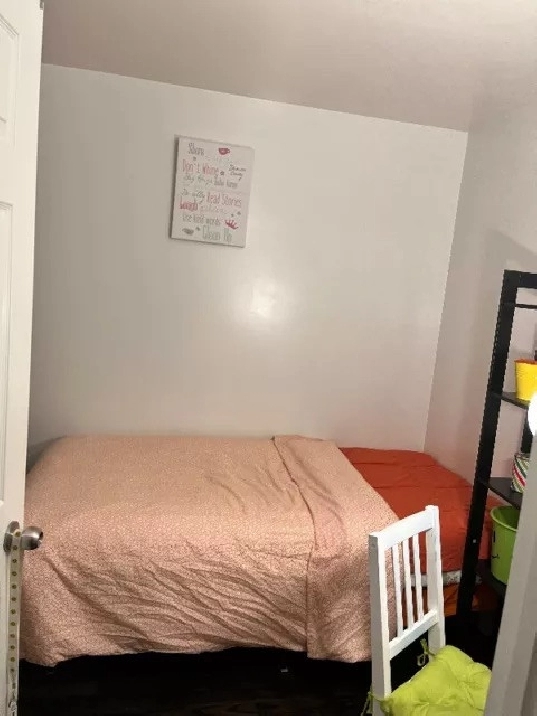 DOWNTOWN TORONTO ROOM - WELLESLEY SUBWAY- SINGLE MALE in City of Toronto,ON - Room Rentals & Roommates