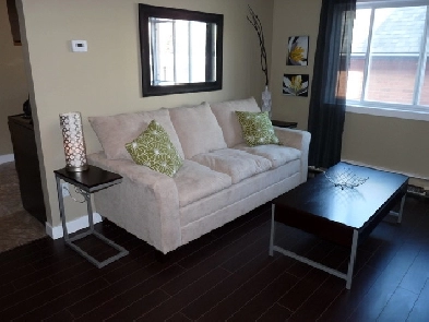 Beautifully Furnished 1 bedroom Exec Condo – Avail Apr 1 Image# 1