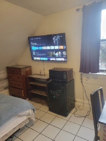 ONE MONTH OF RENT FREE! Large furnished suite - Steps from Elgin Image# 1