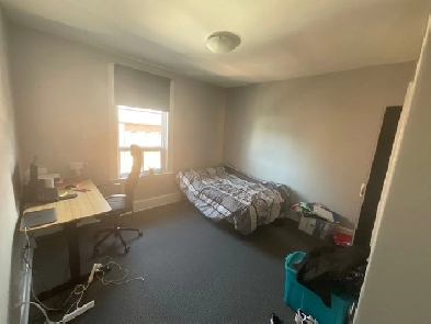 'Cozy and Spacious Room for Rent - 4 Month Contract Near Carlton Image# 1