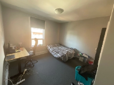 'Cozy and Spacious Room for Rent - 4 Month Contract Near Carlton Image# 3