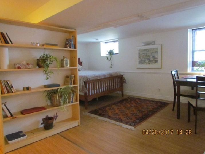 Studio in single family home. Main st. in Ottawa,ON - Apartments & Condos for Rent