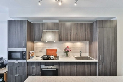 Beautiful 1BR+Den+1Bath Unfurnished Condo in Downtown Toronto