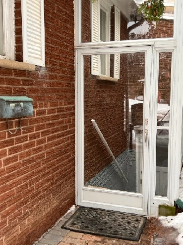 2 -Bedrooms - Near to Leslie and Steels