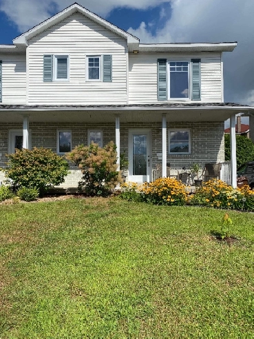 Semi-détacher a louer (Granby) Image# 1