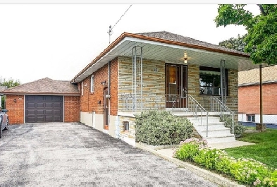 3   2 Bed Detached Home in Toronto Image# 1