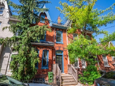 3 BR | 2 BA-Freehold Townhouse in Toronto | 220 Ontario St Image# 1