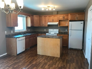 Beautiful 3 Bedroom House In Steinbach Available August 1st! Image# 1