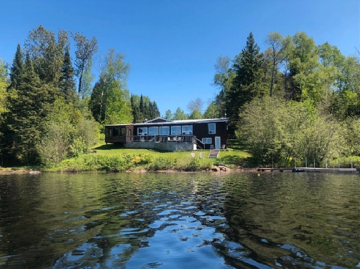 ChaletMaison directement au bord d'un lac in Gatineau,ON Houses for Sale