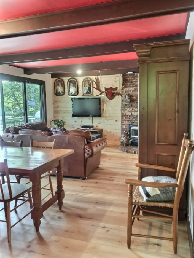 CHALET A QUEBEC AU BORD DE L'EAU LACBEAUPORTLIBRE EN JUILLET in