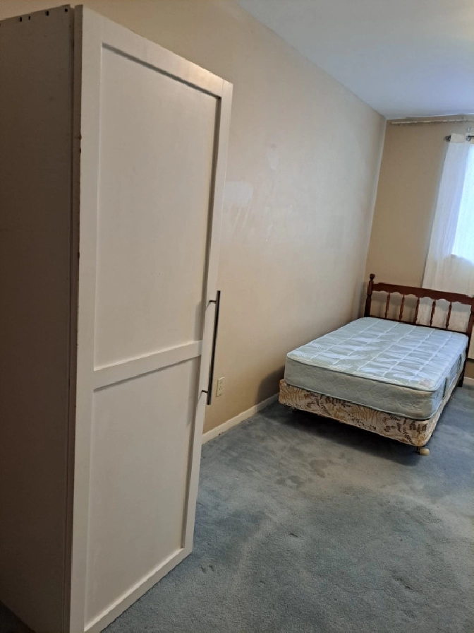 800 / 1br 400ft2 1JULY 2023 STEELES /BATHURST ROOM UPSTEARS in City of Toronto,ON Room