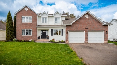 Executive living in Riverview! Stunning 2 story 4 beds, 2.5 bath Image# 1