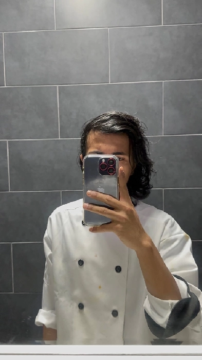 Roommates in yellow knief Image# 1