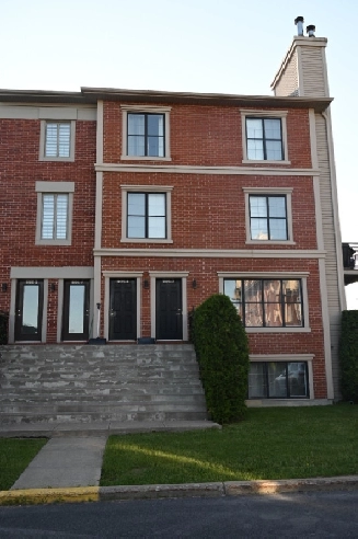 Grand Condo Dix30 sur 2 etages près du REM avec piscine