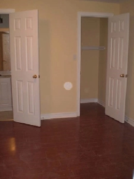 $700 ROOM AVAILABLE close to UTSC Image# 1