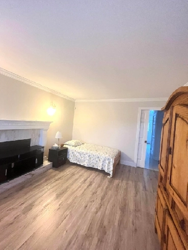 One spacious bedroom available for two homestay students Image# 2