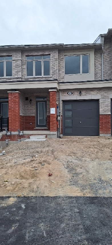 HOUSE FOR RENT IN OSHAWA 3 BED 3 BATH Image# 1