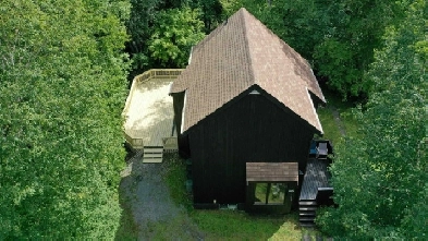 Energy efficient Interhabs home sitting on 1.58 acres Image# 1