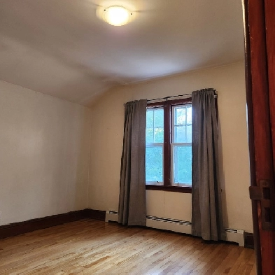 Room for rent - Quinpool Rd - Oct 1st Image# 8