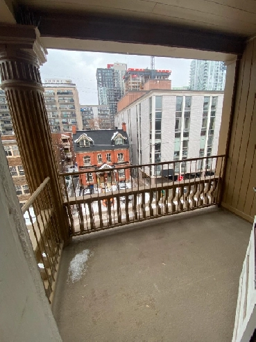Large 1 Bedroom Unit available right in the heart of Downtown! Image# 3