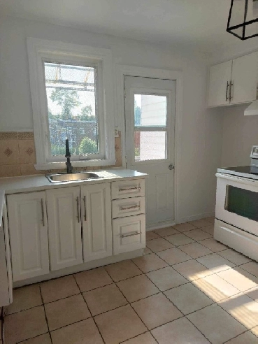 5 1/2 Haut de Duplex à Louer - Rosemont (Rénové) Image# 1