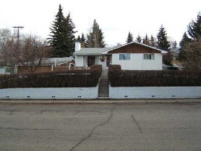 Super Charleswood location, main floor furnished room near UofC Image# 1