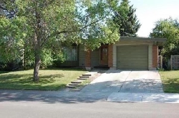 Lake Bonavista Home on quiet street with lake access Image# 1