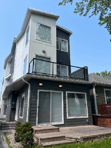 MODERN TWO STOREY CONDO UNIT FOR SALE IN CRESCENTWOOD Image# 1