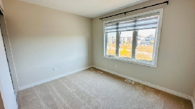 4 Bedroom 2.5 Bath Townhome - Barrhaven Half Moon Bay Image# 10