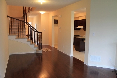 Townhouse (3 bedrooms) for rent in Barrhaven of Ottawa, October Image# 1