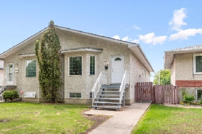 Great Investment Opportunity!! Pristine 5 BD  2 BTH Half Duplex Image# 1