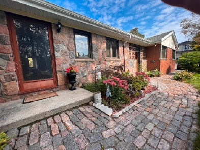 Short-Term Furnished  House Rental - 3 Bedrooms, Newmarket Image# 1