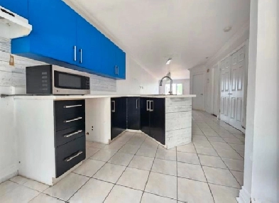 5 1/2 À LOUER/ FOR RENT W/GARAGE &BACKYARD! 1/2 MONTH FREE! Image# 1